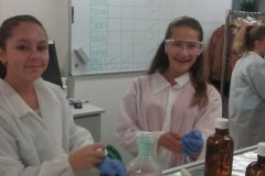 Míša a Bára v chemické laboratoři - Vitamíny v kuchyni?