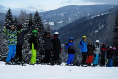 Po včerejším rozřazení do družstev a ranní rozcvičce, vyrážíme okusit místní svahy.