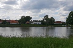 Terénní hra začala u rybníka.