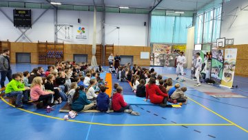 Olympijský šerm v Kunraticích: Beran a Čapek nadchli žáky šermířskou exhibicí